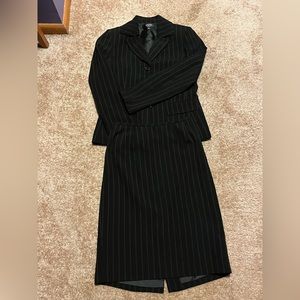 Kasper Classics Women's Size 6 Black
Striped 2pc Suit